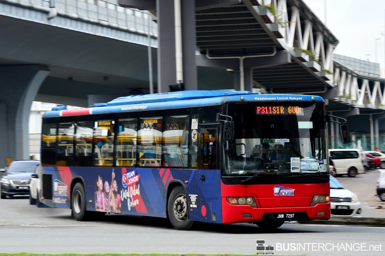 A Higer KLQ6128G (JNW7297) operating on Maju bus service P311